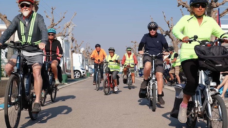 Un grupo de campistas en bici