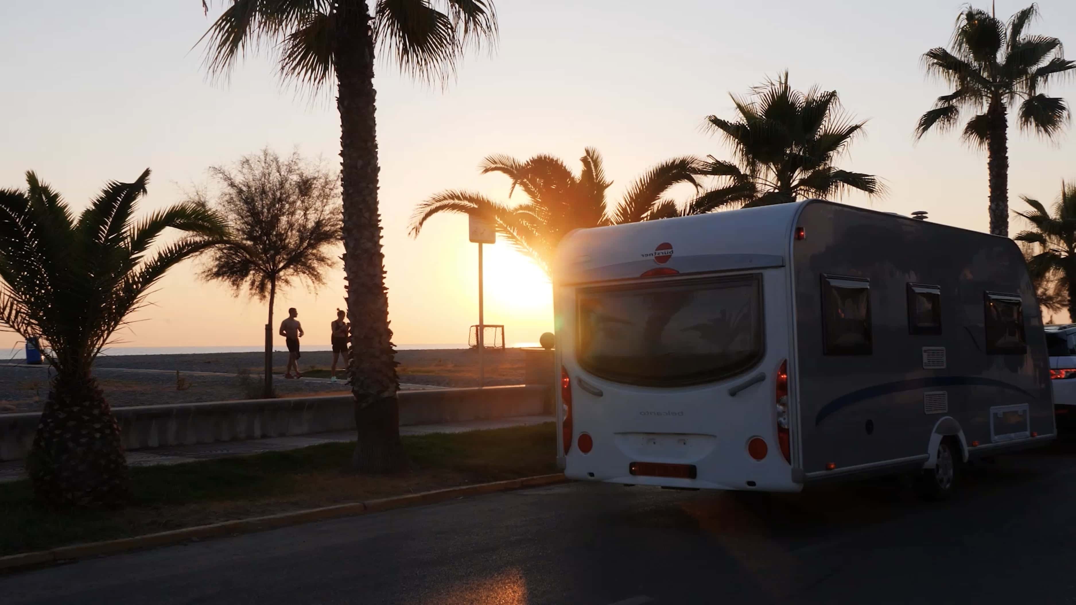 Amanecer en la playa de Moncófar y carabana